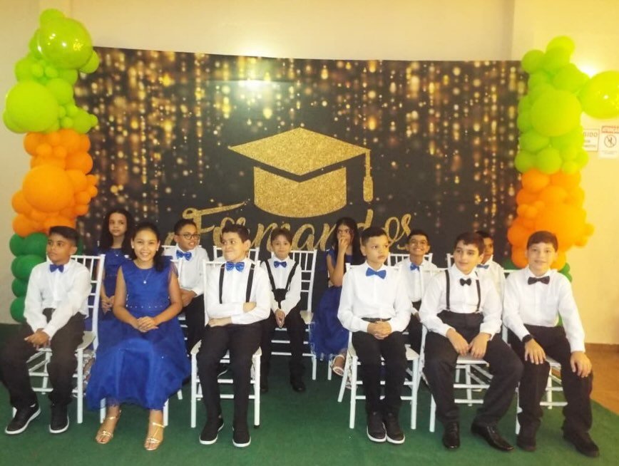 Turma de formandos do 5º ano da Escola Construindo Sonhos posando para foto